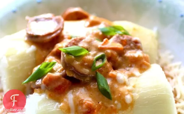 Yuca Chorriada con צ'וריסו (קסבה עם צ'וריסו ורוטב גבינה)