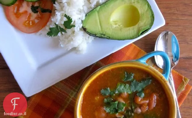 Frijoles Con Coles (מרק שעועית עם כרוב ירוק)