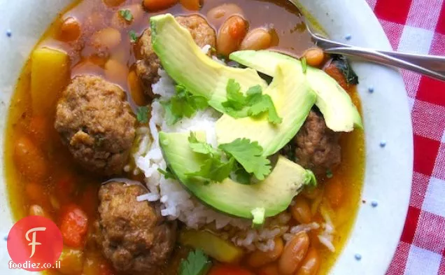 תבשיל שעועית קנרית עם קציצות (Frijoles Canarios con Albondigas)