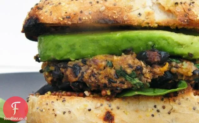 שעועית שחורה מתובלת Cajun והמבורגרים בטטה