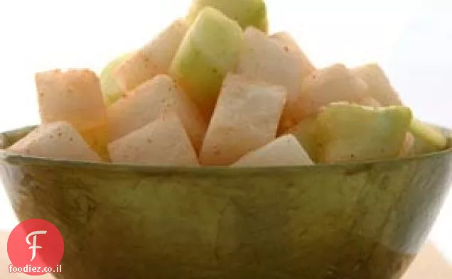 סלט Jicama עם מלפפון וסיד