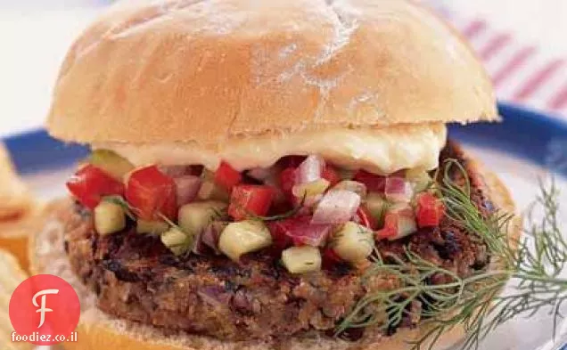 המבורגרים שעועית שחורה עם מלפפון חריף ותבלינים פלפל אדום