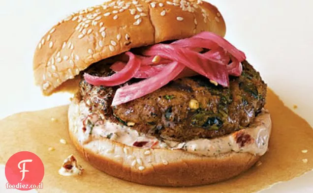 המבורגרים פיקנטיים עם בצל אדום כבוש וקרם צ'יפוטלה