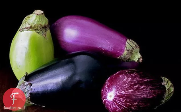 חצילים עם עגבניות וחומוס