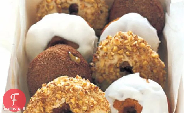 סופגניות שמנת חמוצה מזוגגות מייפל עם Streusel מסוכר-אגוז