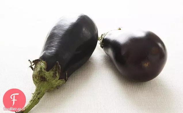 חצילים מטוגנים מתובלים עם חומוס ושזיפים מיובשים