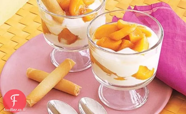 פירות אפרסק ויוגורט ברנדי