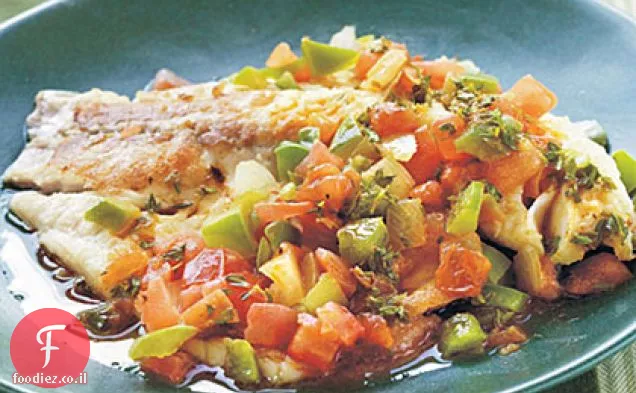 פילה Tilapia מתובל לואיזיאנה עם רוטב ירקות מוקפץ