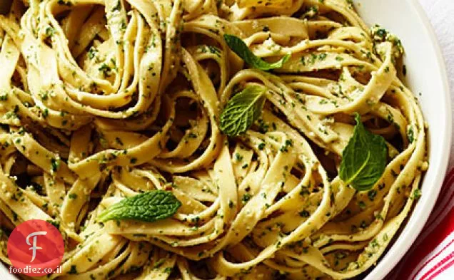 פטוצ'יני עם נענע, אגוז, ו Gorgonzola פסטו