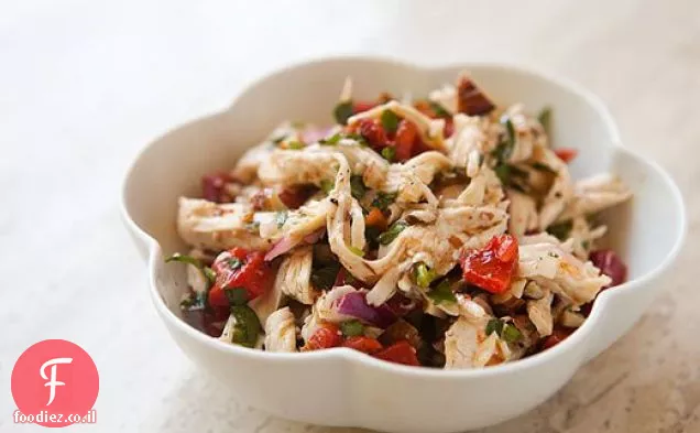 סלט עוף עם פלפלים קלויים ושקדים קלויים