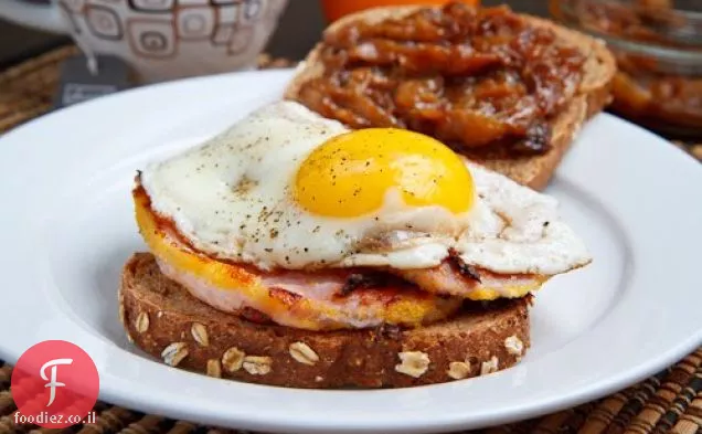 כריך ארוחת בוקר בייקון עם מייפל בקרמל וביצה מטוגנת