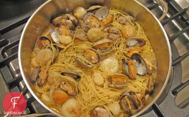 ספגטי עם צדפות, בצל Cipollini, שום & Colatura di Alici