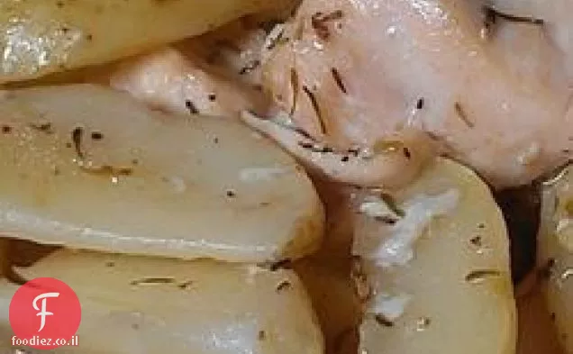 עוף אפוי טעים ותפוחי אדמה