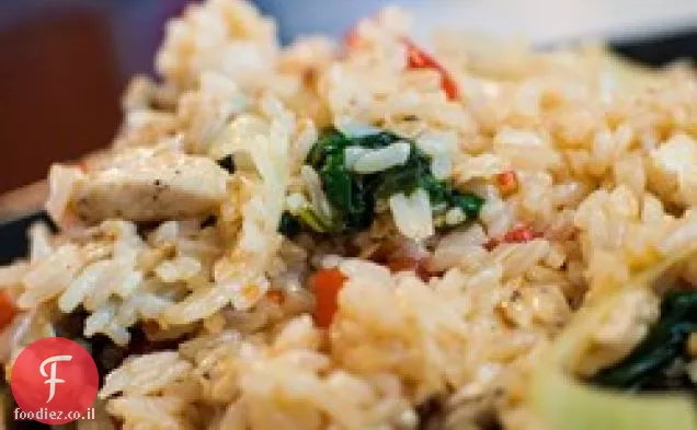 עוף בזיליקום מתובל תאילנדי אורז מטוגן