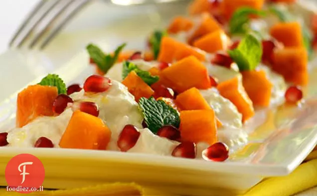 Burrata עם אפרסמונים Fuyu, רימון ונענע