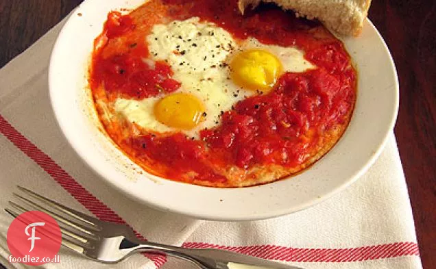 ביצים אפויות ברוטב עגבניות עם גבינת ריקוטה