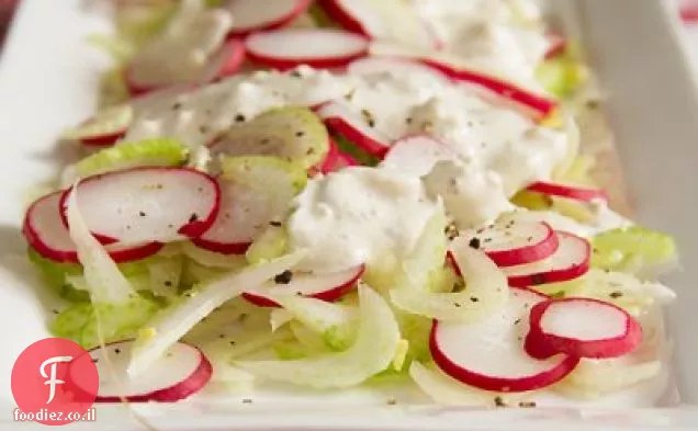 סלרי, שומר וסלט צנון עם רוטב גבינה כחולה תוצרת בית