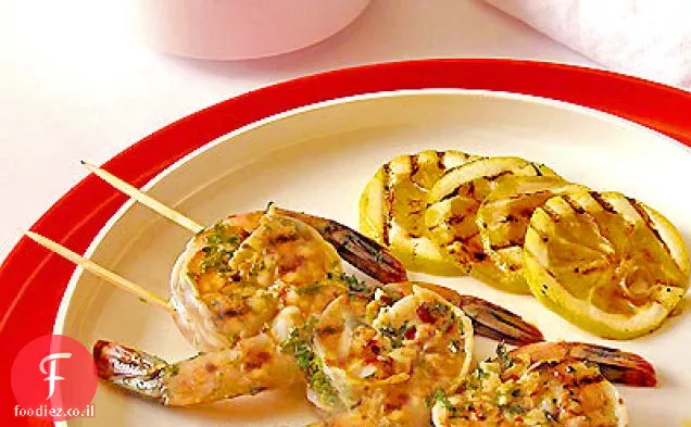 שיפודי שרימפס מברזל עם Tomatillo-סלסה אבוקדו & פרוסות לימון בגריל