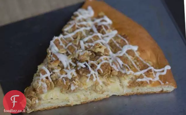 פיצת Streusel קינמון עם טפטוף וניל