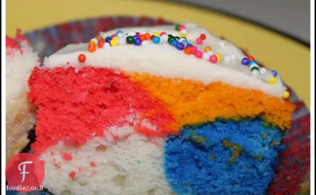 עוגות Funfetti עם עוגה לבנה שריטה
