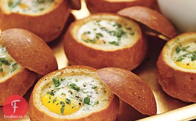 ביצים אפויות בקערות לחם