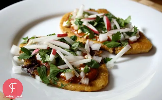 ארוחת ערב: Huaraches עם שעועית שחורה צנון