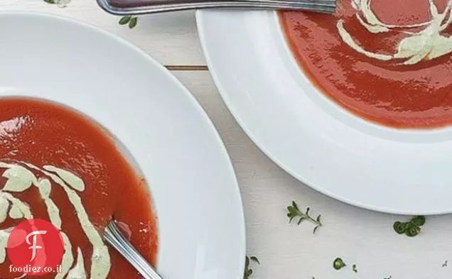 מרק עגבניות צונן עם קצפת אלת ירוקה
