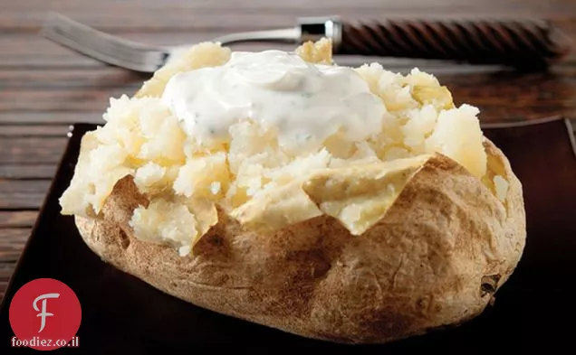 תפוחי אדמה אפויים עם שמנת חמוצה מתובלת