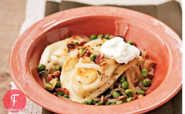 Pierogies עם בייקון, בצל מטוגן, שמנת חמוצה