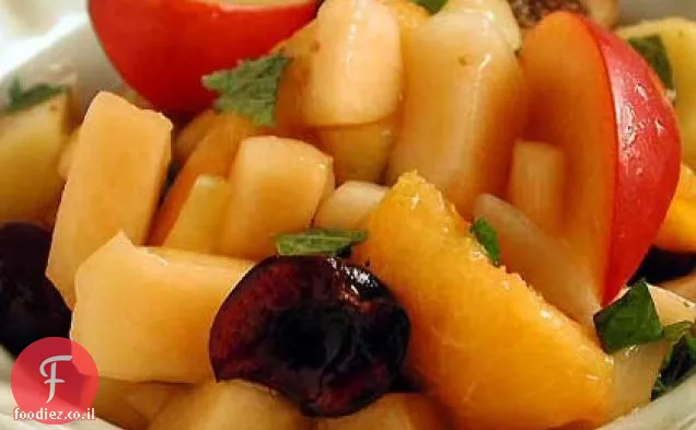 סלט פירות קיץ עם סירופ לימון ודבש