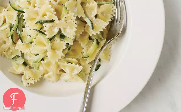 Farfalle עם יוגורט וקישואים