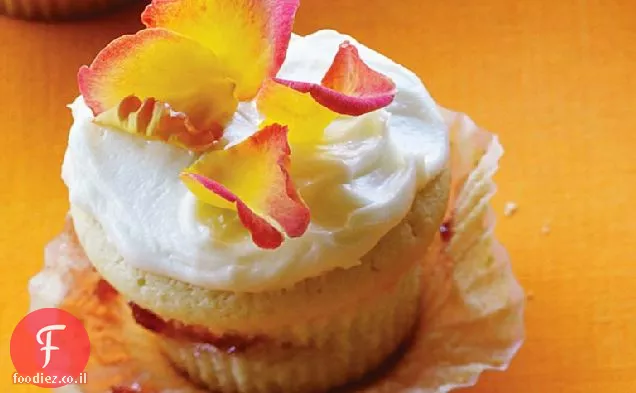 עוגות תותים-Rose Cupcakes