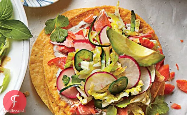 סלמון Tostadas עם קישואים-סלט צנון