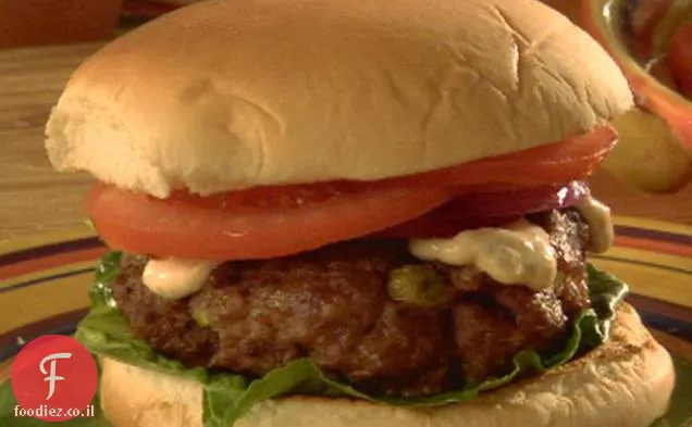 המבורגרים חזיר Cajun עם רוטב Remoulade חריף