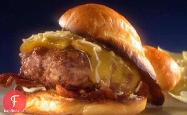 המבורגר חזיר בית העישון אלבמה עם רוטב ברביקיו לבן