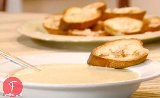 קרם של מרק ברוקולי עם שום קלוי Crostini