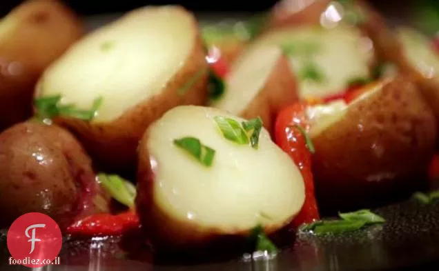 סלט תפוחי אדמה עם פלפלים אדומים קלויים