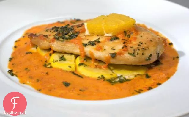 Scaloppine עוף כתום ו Escabeche סקווש Sunburst עם מחית פלפל קלוי