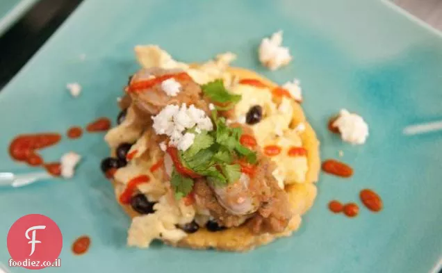 רנצ'רוס Huevos עם סלסה צדפות על Sopes בעבודת יד