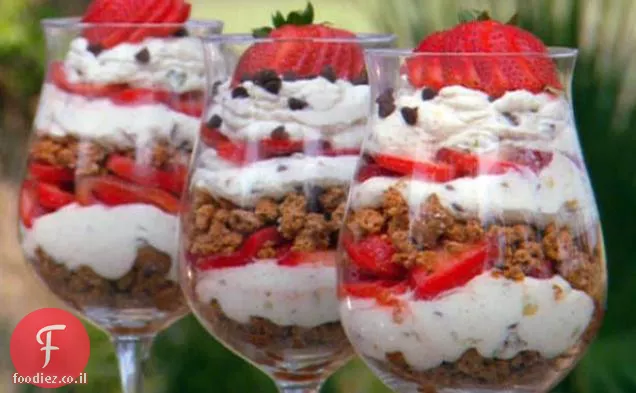 קנולי תות Parfaits