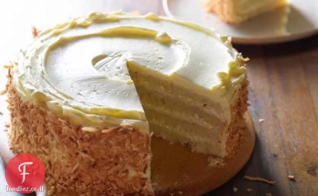 עוגת קוקוס קלויה של Throwdown עם מילוי קוקוס וקרם חמאה קוקוס