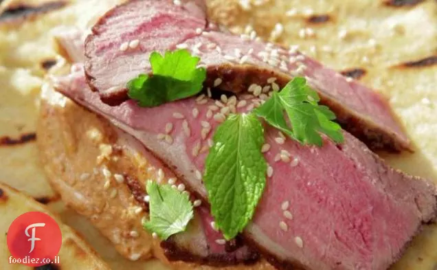 שווארמה כבש במרינדה ראס אל האנוט עם פלפל אדום-רוטב טחינה אגוז