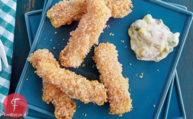 מקלות דגים מטוגנים בתנור עם רוטב טרטר