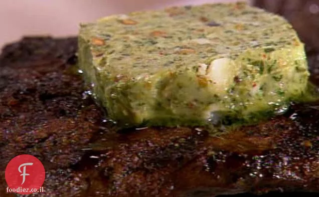 סטייק ברזל שטוח בגריל עם חמאת פיסטוק פסטו