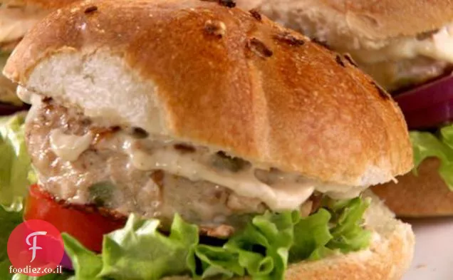 המבורגר הודו Cajun עם צ'יפס מסולסל קאיין