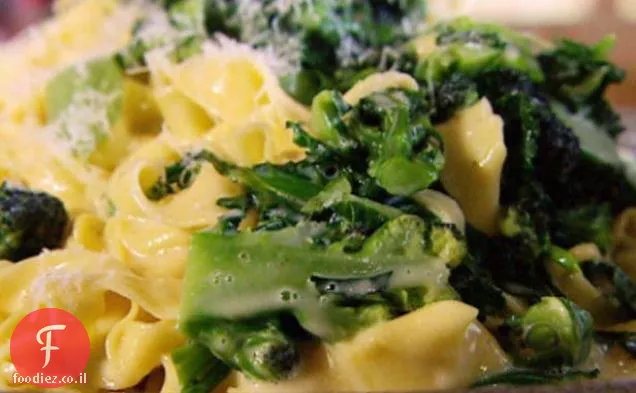 טרי Tagliatelle עם הנבט ברוקולי ורוטב גבינה נוטף