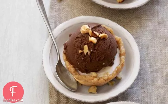 עוגות גלידת אגוזי לוז עם שוקולד