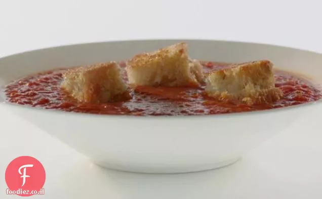 מרק עגבניות עם פלפלים קלויים, שום ובצל עם קרוטונים גבינה בגריל Gruyere