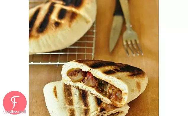 לחם שטוח ממולא בתפוחי אדמה קארי, תרד וחומוס