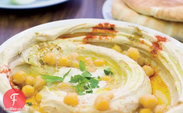 חומוס ישראלי עם פפריקה וחומוס שלם